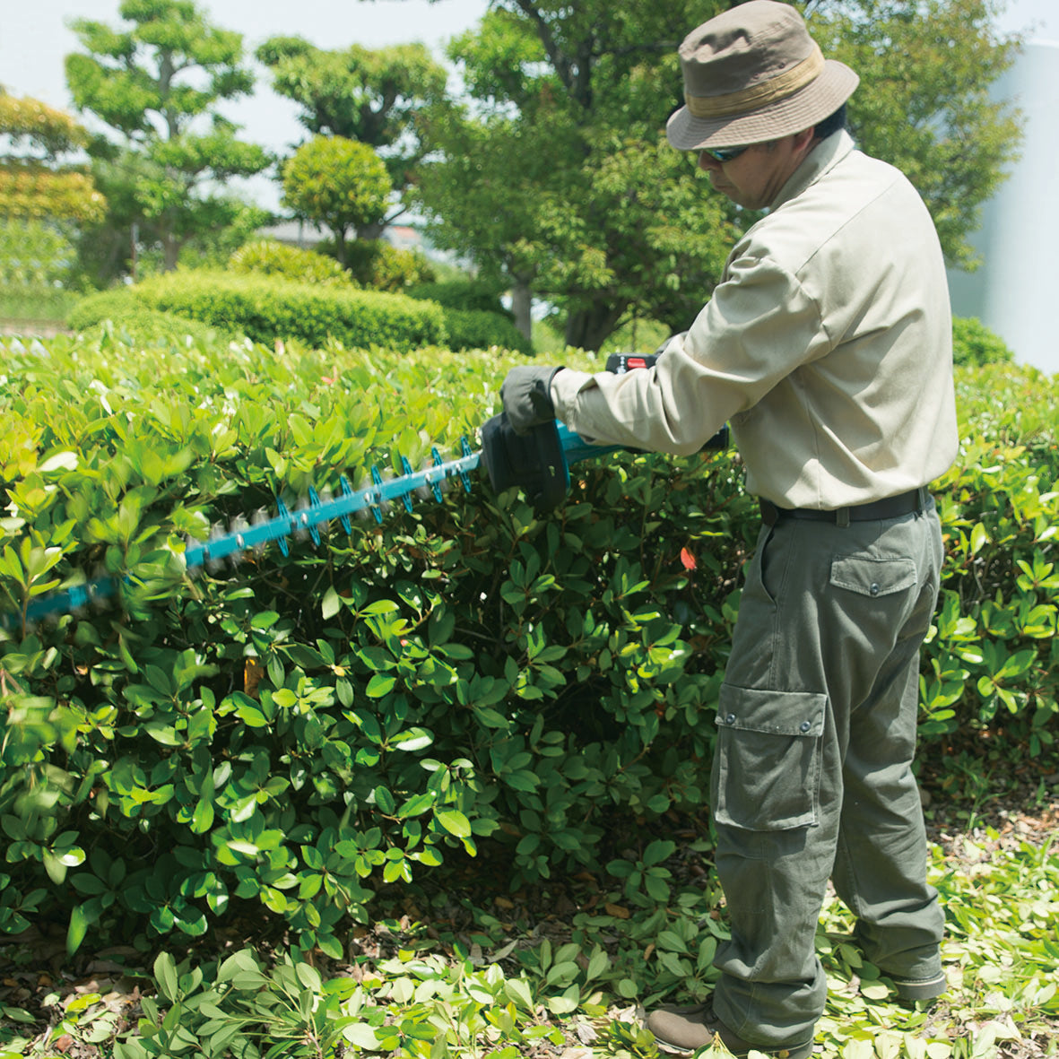 Makita 18V BRUSHLESS 750mm Hedge Trimmer - Tool Only (DUH752Z)