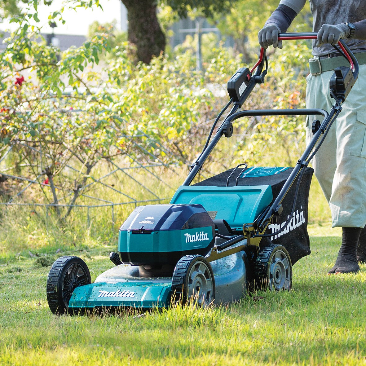 Makita 64V Max Brushless Self Propelled 530mm Lawn Mower Kit (LM004JB103)
